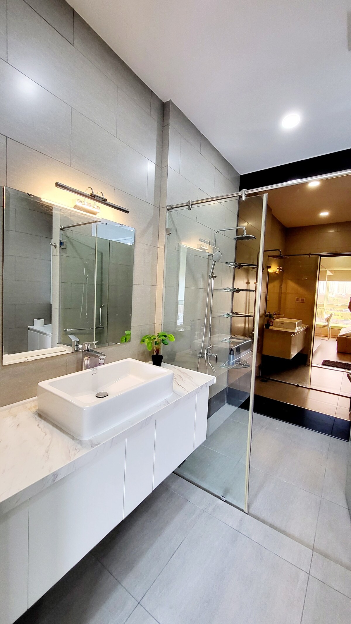 Full bathroom 1